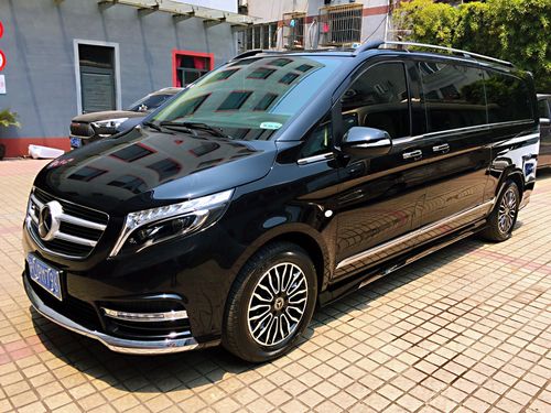 车轮上的金山 租车、光影与地产交织的城市叙事